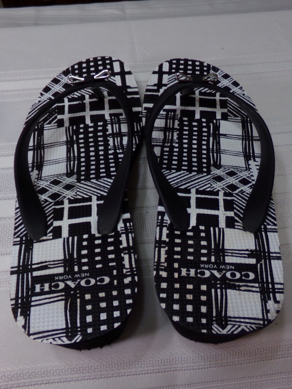 NWOB Coach New York Geometric Graphic Print Thong Bow Wedge Sandal Blk/Wh SzUS 7 - Picture 6 of 14